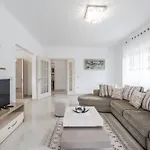 Apartament Hometown By Pikhost Gjirokastra
