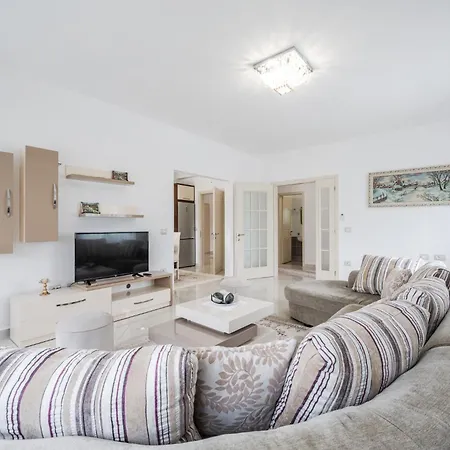 Hometown By Pikhost Апартаменты Гирокастра